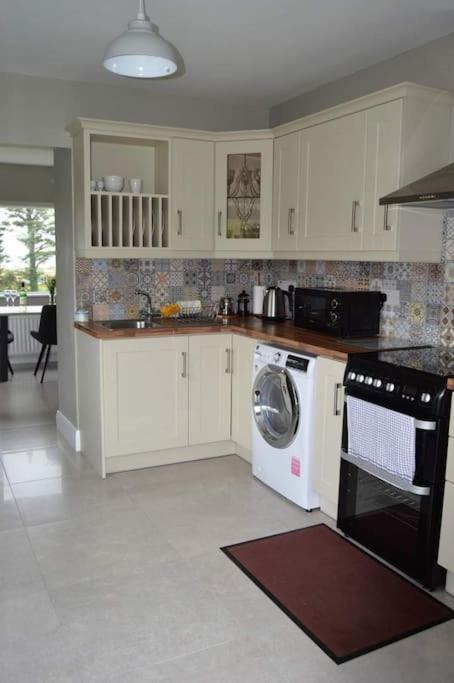 Twin Lake View - Bungalow In Pontoon 폭스포드 외부 사진